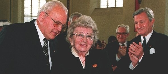 Roman Herzog und Annemarie Schimmel während der Vergabe des Friedenspreises 1995 in der Frankfurter Paulskirche; Foto: dpa