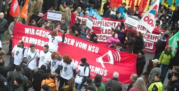 Bürger demonstrieren am 04.11.2012 in Berlin mit Plakaten und Transparenten gegen Rassismus; Foto: dpa