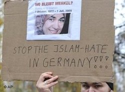 احتجاجات ضد كراهية الإسلام والتمييز العنصري بعد مقتل المسلمة المصرية مروة الشربيني في 11 نوفمبر/ تشرين الثاني 2009 في ألمانيا. أ ب  