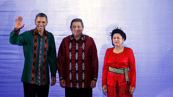 الرئيس الأمريكي باراك أوباما إلى جانب الرئيس الإندونيسى سوسيلو بانبانغ يودهونو وعقيلته.  د أ ب د