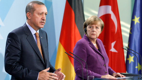 رئيس الوزراء التركي إردوغان والمستشارة الألمانية ميركل. د أ ب د