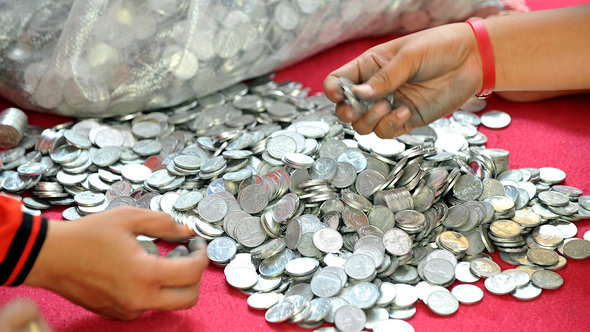 Volunteers count coins collected for Prita Mulyasari (photo: ADEK BERRY/AFP/Getty Images) 