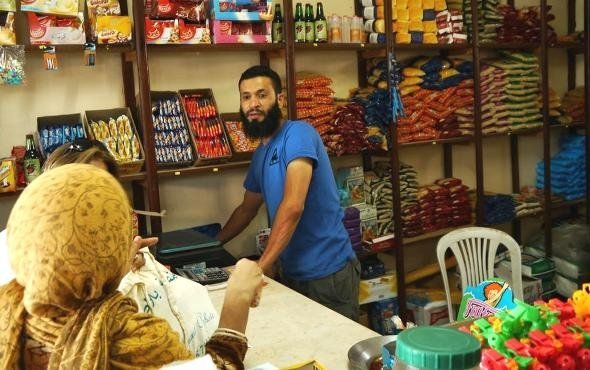 نبيل بن عبد السلام شاب تونسي يدير محلاً صغيراً للمواد الغذائية في إحدى ضواحي مدينة جرجيس التونسية. قنطرة