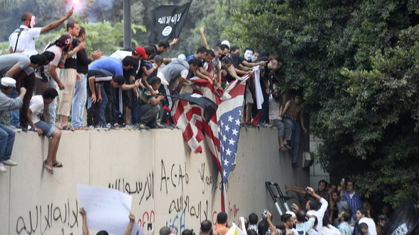 محتجون في القاهرى  أمام السفارة الأمريكية. أ ب