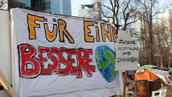 Demonstration by Occupy activists in the banking district in Frankfurt, November 2011 (photo: DW/Guilherme Correia da Silva)