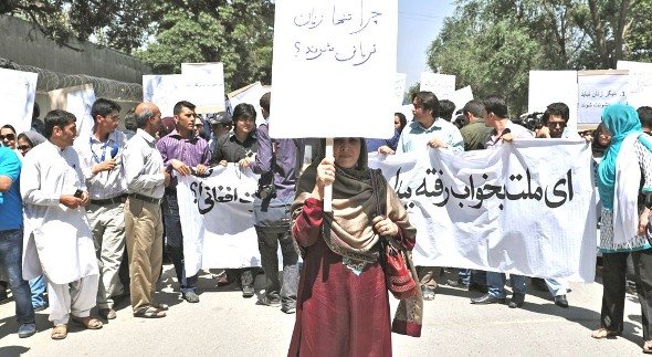 Frauen und Männer demonstrieren in Kabul am 11. Juli 2012 gegen die öffentliche Exekution einer Frau, die angeblich Ehebruch begangen hatte; Foto: AFP/Getty Images