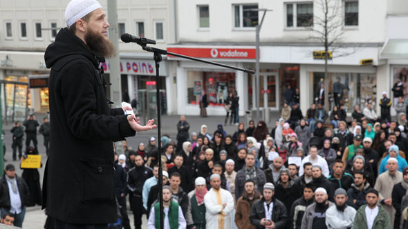 A group of Salafists gather on a street in Mönchengladbach (photo: dapd/Jürgen Schwarz)