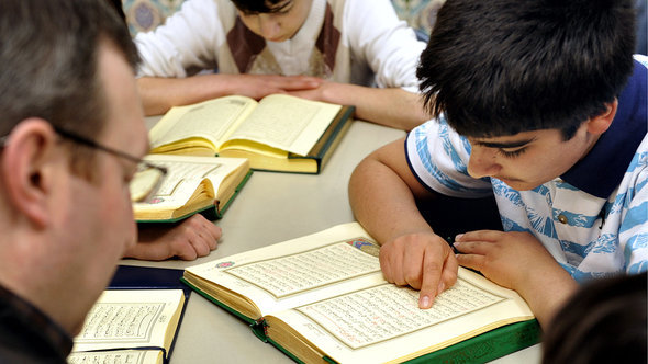 Children taking instruction on the Koran (photo: dapd/Jörg Koch)