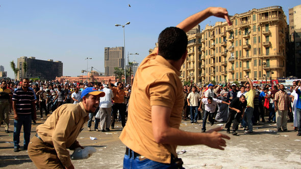 Supporters and opponents of President Mohammed Mursi on Tahrir Square, October 2012 (photo: AP/dapd)