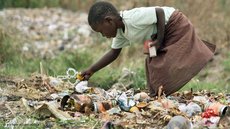 A young girl searching for food among the rubbish in Chitungwiza, Zimbabwe (photo: picture alliance/dpa)