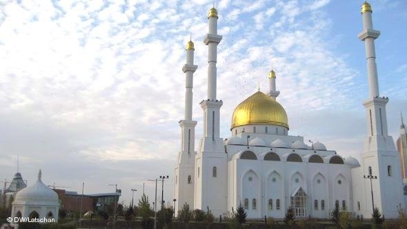 The Nur-Astana Mosque in Astana, Central Asia's biggest mosque (photo: Thomas Latschan/DW)