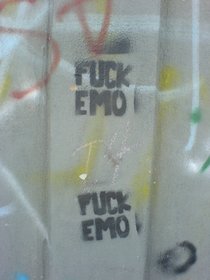 Graffiti gegen Emos; Foto: Gabriel Flores Romero/wikipedia