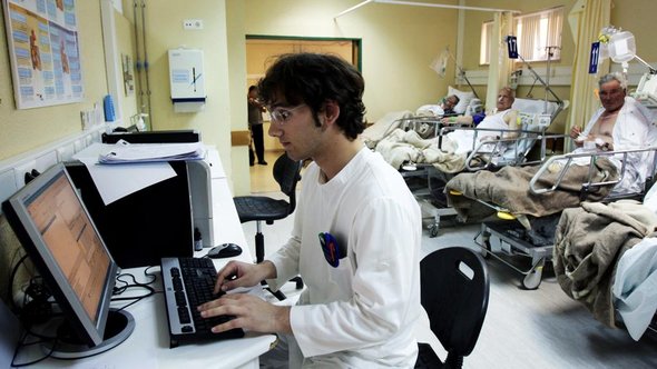 Foreign skilled employee in a German hospital (photo: picture-alliance/dpa)