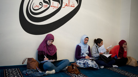 Young Muslim women at Berlin's Sehitlik Mosque (photo: dpa)
