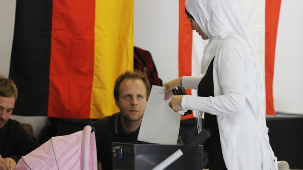 A Muslim woman wearing a headsacrf at the ballot box during Germany's parliamentary election in 2009 (photo: picture-alliance/dpa) (photo: picture-alliance/dpa)