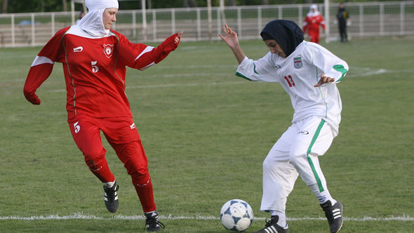 Muslim footballers wearing hijabs (photo: picture-alliance/dpa)