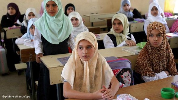 Students attend class on the first day of school in Karbala, Iraq, on 9 October 2007 (photo: picture-alliance/dpa)