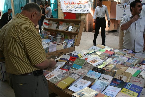 Bücherstand auf der al-Mutanabbi-Straße; Foto: Munaf al-Saidy