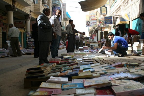 Bücherstand auf der al-Mutanabbi-Straße; Foto: Munaf al-Saidy