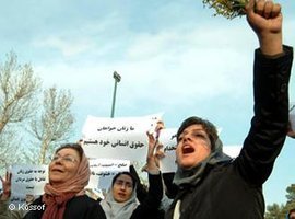 Iranian women protesting for their rights in the streets of Teheran (photo: Kossof)