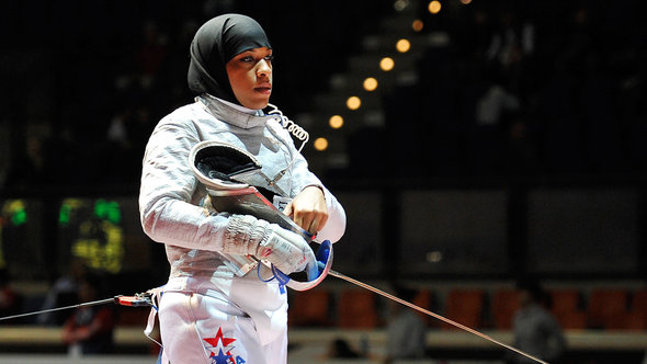 Ibtihaj Muhammad of the US waits to start a sabre match at the World Fencing Championships in Catania, Italy, 2011 (photo: AP Photo/Carmelo Imbesi)