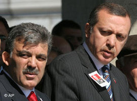 Der türkische Ministerpräsident Recep Tayyip Erdogan (rechts) und sein damaliger Stellvertreter Abdullah Gül (links); Foto: AP Photo/Burhan Ozbilici