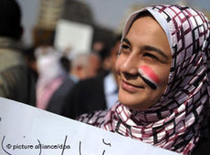 A female demonstrator on Tahrir Square in Cairo (photo: dpa)