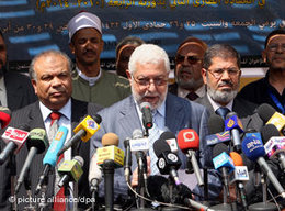 Presseerklärung der Muslimbrüder nach Gründung ihrer Freiheits- und Gerechtigkeitspartei im April 2011; Foto: dpa