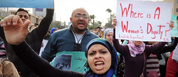 Demonstration von Frauenrechtsaktivistinnen und Anhängern der Demokratiebewegung gegen Polizeigewalt in Kairo; Foto: dapd/AP