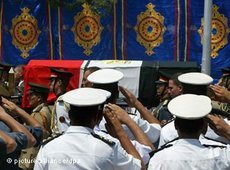 Soldiers salute during the state funeral of Naguib Mahfouz (photo: picture alliance/dpa)