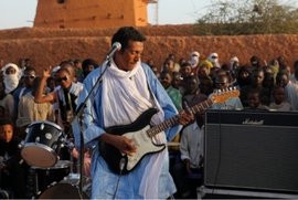 Bombino während eins Konzerts vor der Großen Moschee in Agadez; Foto: bombinoafrica.com