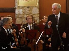 Daniel Barenboim and members of the Orchestra for Gaza (photo: AP)