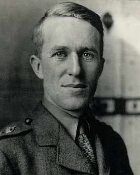 British Army File photo of T.E. Lawrence in 1915 (copyright expired)