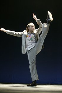 Sidi Larbi Cherkaoui dancing during a performance (photo: Kirsten Haarmann/Alfred Töpfer Foundation)