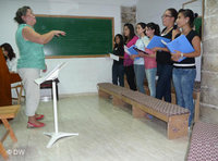Hania Sabbara conducts the youth choir (photo: DW)