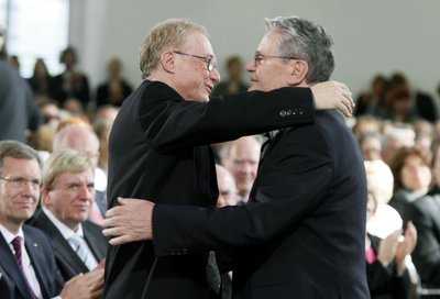 David Grossmann (l.) and Joachim Gauck (photo: dpa)