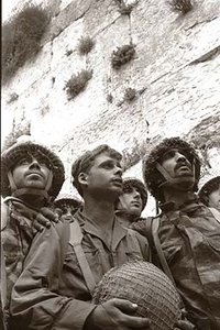 Israeli soldiers at the Western Wall in Jerusalem shortly after they took Jerusalem in the Six-Day War in 1967 (photo: Wikipedia)