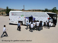 The bookmobile stops in the city of Urfa (Goethe Institute Istanbul)