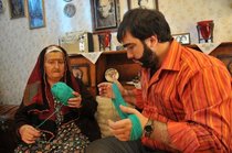 Recep Ivedik at home with his grandmother (source: Kinostar)