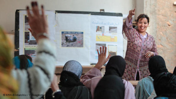 Frauengruppe beim Unterricht in Marokko; Foto: DW/KfW Bildarchive