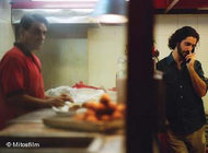 Toufic and the falafel vendor (photo: &amp;copy www.mitosfilm.de)