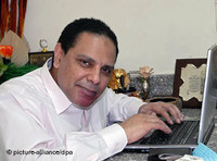 The author Alaa Al-Aswani sits at his laptop (Photo: Ammar Abd Rabbo/dpa)