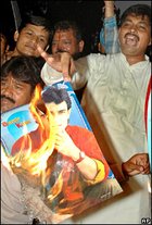 Indian men burning a poster picturing actor Aamir Khan (photo: AP)