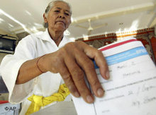 An Indonesian voter at parliamentary elections 2009 (photo: AP)