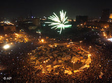  Egyptians celebrate on Tahrir Square after Mubarak's resignation (photo: Khalil Hamra/AP)