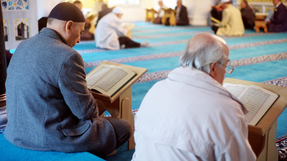 Believers reading in the Koran in Sehitlik Mosque, Berlin (photo: Maurizio Gambarini/dpa/lbn)