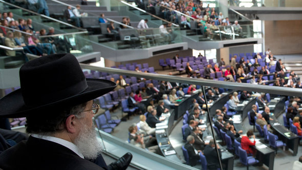 رجل دين يهودي يتابع إحدى جلسات البرلمان الألماني بونديستاغ التي تناقش موضوع الختان المفروض أيضاً في الديانة اليهودية.  د أ ب د