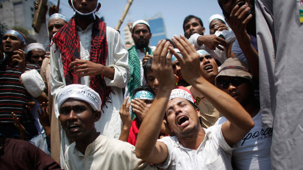 Hefajat-e Islam activists pray during a protest in front of the national mosque, 5 May 2013 (photo: Reuters)