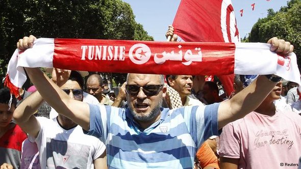 أحد نشطاء حزب النهضة الإسلامي يتظاهر احتجاجا على إغتيال البراهمي 
