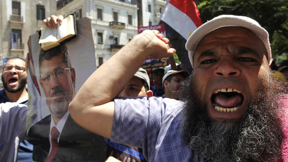 Supporters of ousted president Morsi protest fiercely against his deposition (photo: Reuters)